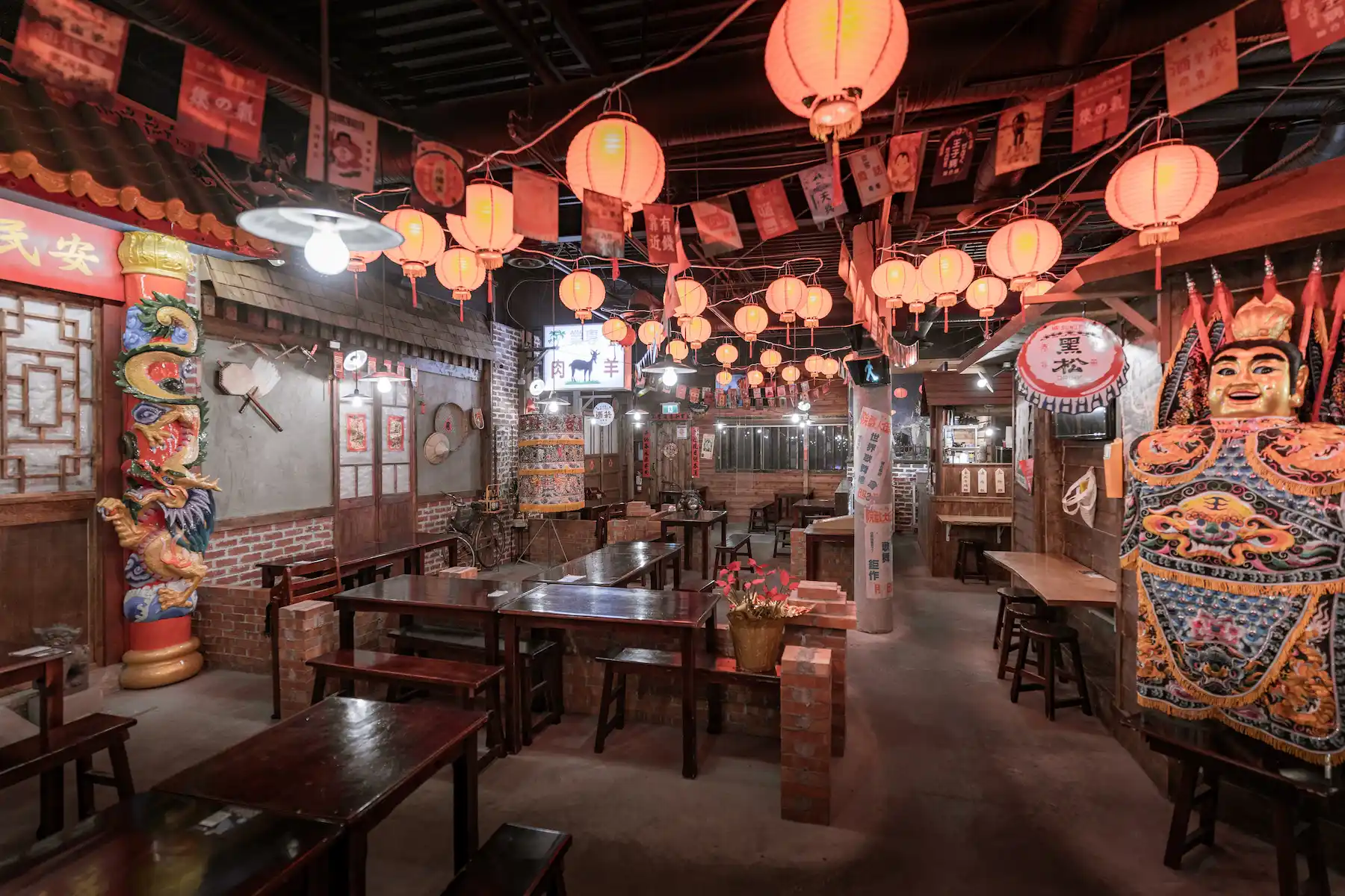 有香 Memory Corner Richmond 店內：紅燈籠、台式廟宇龍柱、木桌長凳、台灣傳統招牌——把早期台灣街景搬進溫哥華餐桌