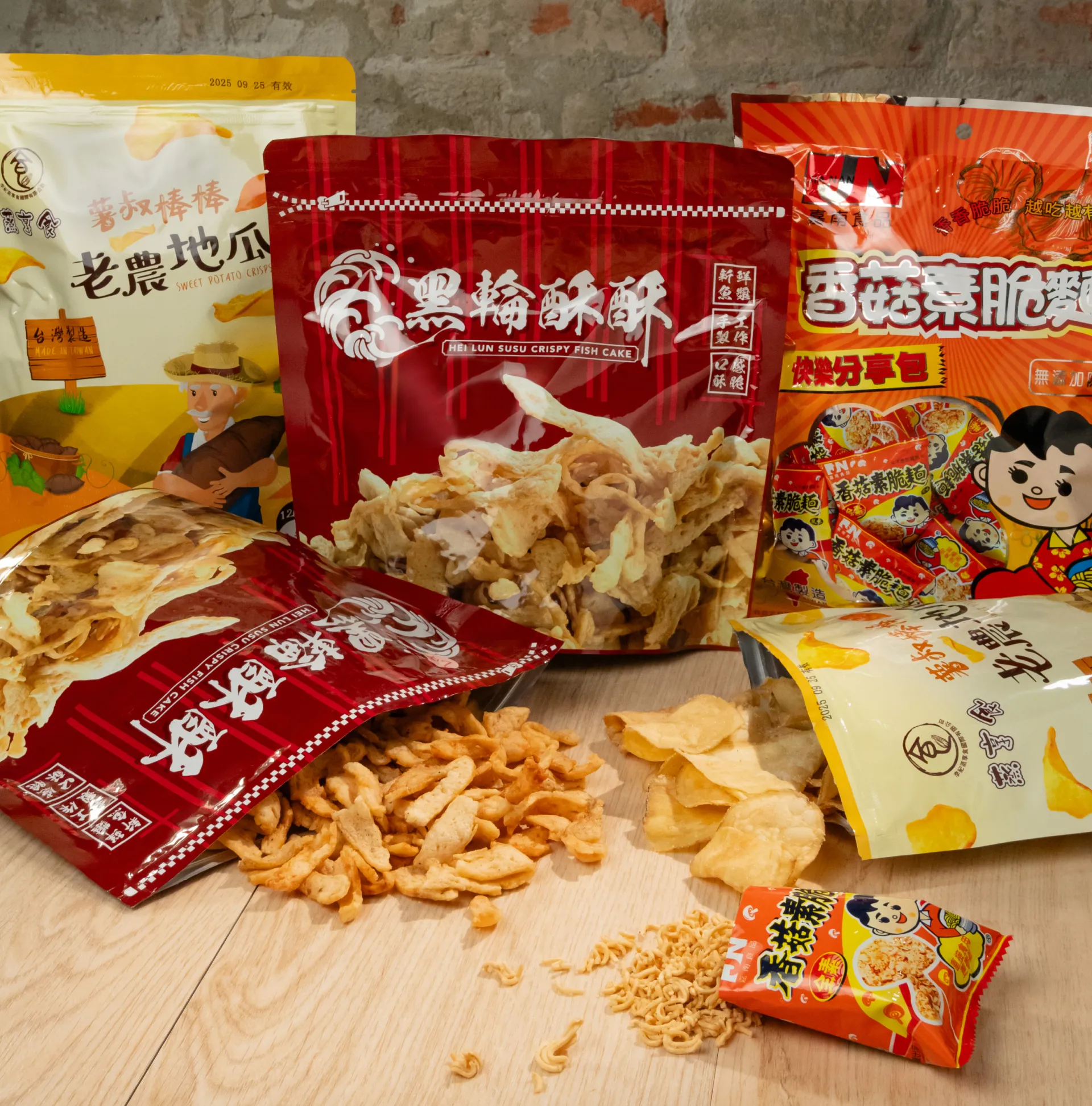 有香ㄟ灶腳常備台灣進口零食：老農地瓜片、黑輪酥酥、香菇素脆酥等